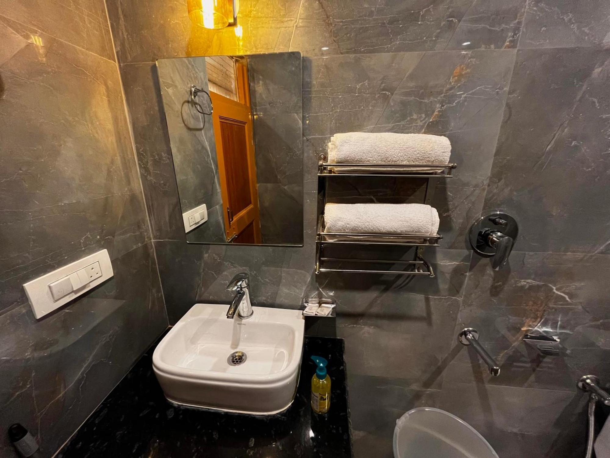 Hotel Mid Orchard Kasol L River Side -Pure Veg Hotel Ngoại thất bức ảnh